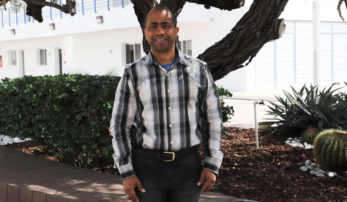 Coffea cruda vs cafeína en camarón blanco